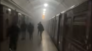 Moskva metrosunda tüstülənmə - VİDEO