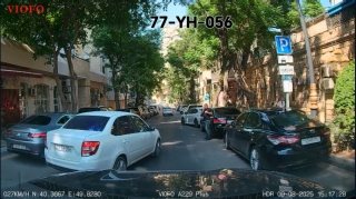 В Баку автомобиль создал аварийную ситуация - ВИДЕО 