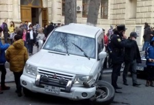 Bakıda qadın sürücü məktəbin qarşısında qəzaya düşdü – FOTO