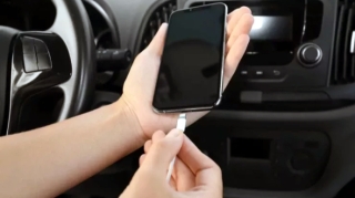 Smartfonu avtomobildə enerji ilə doldurmaq yanacaq sərfiyyatını artırır? 