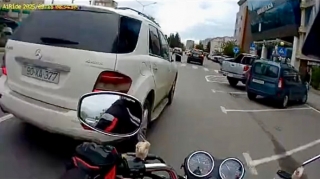 Nərimanovda motosikletçini və piyadaları təhlükəyə atan sürücü - 90-XA-377   - VİDEO