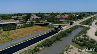 Salyan rayonunda 33 km uzunluqda olan yollar yenidən qurulur  - VİDEO - FOTO