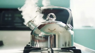 Astarada gəlin qayınanası və baldızını qaynar çayla yandırdı 