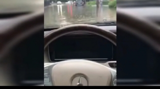 Bahalı avtomobillər sel sularına qərq oldu  - VİDEO