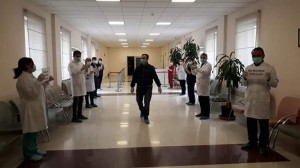 Azərbaycanda koronavirusdan sağalan şəxsi belə yola saldılar  - VİDEO