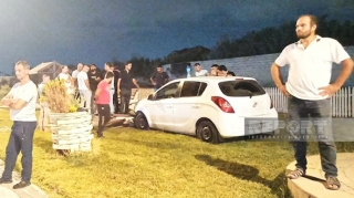 Sumqayıtda avtomobil yol kənarındakı obyektə çırpıldı, sonra da...   - FOTO