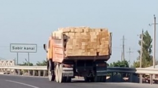 Sabirabadda “KamAZ”la “VAZ-2107”  toqquşub: ata öldü, oğul isə...  - FOTO