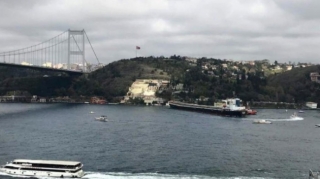 İstanbula gedən gəmi quruya çırpıldı 