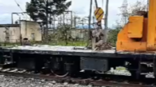 Bir gündə eyni dəmir yolu keçidində iki avtomobil qatarla toqquşdu - İkisi də "Prius" - VİDEO 