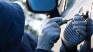 Avtomobildən oğurluq edən qadın tutuldu 