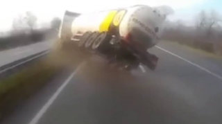 Yanacaqdaşıyan maşın yolda dəhşətli anlar yaratdı  - VİDEO