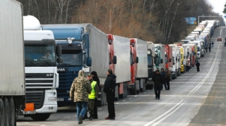 Türkiyə-Gürcüstan sərhədində yük maşınlarının 10 km-lik növbəsi yaranıb 