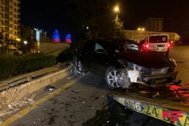 Bakıda iki avtomobil toqquşdu, xəsarət alan var 
