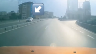 Körpüyə "protiv" çıxan "Prius" sürücüsü  - VİDEO