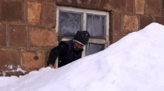 Kənd qarın atında qaldı: Evlərdən çıxmaq üçün tunel qazırlar - FOTO 