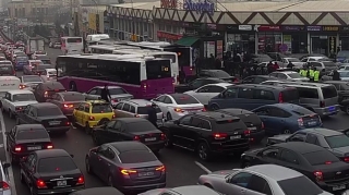 Bakıda dəhşətli tıxac; bəzi küçələrdə avtobusların hərəkəti çətinləşib  - FOTO