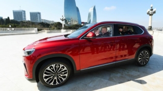 İlham Əliyev yeni avtomobili belə idarə etdi   - VİDEO