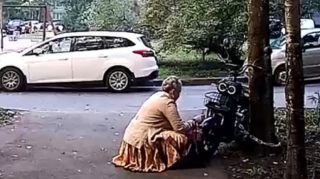 Qadın mübahisə etdiyi kişinin motosikletini yandırdı - VİDEO 