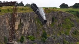 Film çəkilişi zamanı "paravoz" dərədən aşdı - ANBAAN VİDEO 