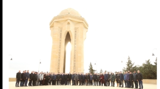 Peşə bayramı münasibətilə Azərbaycan vəkil korpusu Fəxri xiyabanı və Şəhidlər xiyabanını ziyarət edib  - FOTO