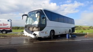 Avtobus qəzaya uğrayıb, 16 nəfər yaralanıb 
