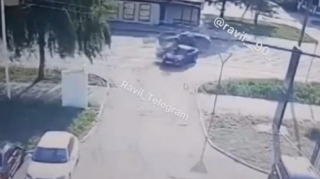 Sürücü idarəetməni itirdi, yol nişanına çırpıldı -Video 