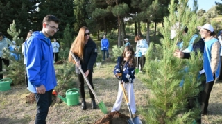 Leyla və Arzu Əliyeva ağacəkmə aksiyasında - FOTOLAR 