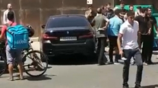 "BMW"  qəza törətdi; moped sürücüsü yaralandı  - VİDEO