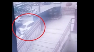 Maşını arxaya verən sürücü yaşlı qadını belə vurub öldürdü   - FOTO