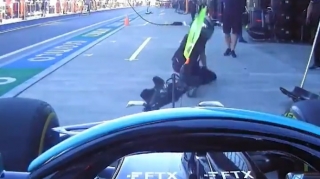 "Formula 1":  Hemilton öz bolidi ilə mexaniki vurub - VİDEO
