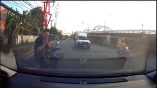 Qəza şəraiti yaradan moped sürücüsü üzr istədi və sonra qəzaya düşdü  - VİDEO