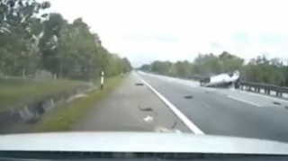 "Kamaz"ın təkəri partladı, qəza baş verdi - VİDEO