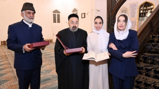 Prezident ailəsinə Şah Abbas məscidində “Qurani-Kərim” hədiyyə etdilər - FOTO