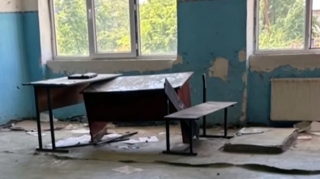 "Valideynlər olmasa, Hindistandakı kimi yerdə oturacaqdıq" - Acınacaqlı vəziyyətdə olan məktəb - VİDEO 