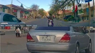 Əks yola çıxan sürücü qadın və azyaşlı övladlarını az qala vuracaqdı  - VİDEO