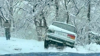 Ağsu dolaylarında qəza: “Toyota” ilə toqquşan “07” yol kənarına düşdü   - VİDEO