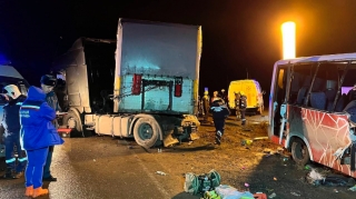 Rusiyada mikroavtobus və yük maşını toqquşub - Xeyli sayda ölən və yaralanan var 