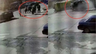 Rusiyada QORXUNC QƏZA:  Təcili yardım maşını insanların üzərinə aşdı   - VİDEO - FOTO