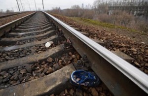 Arvadını qatar relsinə bağlayaraq öldürdü - Özü isə intihar etdi