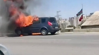 Kənar Dairəvi yolda “Renault” alışaraq yararsız hala düşdü   - VİDEO