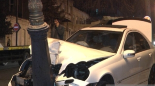 Bakıda “KamAZ”la “Mercedes” toqquşdu, 2 nəfər... - FOTO 