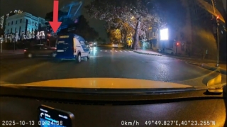 Biri qırmızıda, digəri isə sarı işıqda keçib yolayrıcında qəzaya düşdülər - VİDEO