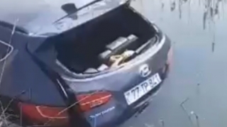 Sərt döngədə yoldan çıxan maşın su kanalına aşdı; 2 nəfər ölüb, 4 yaralı - VİDEO 