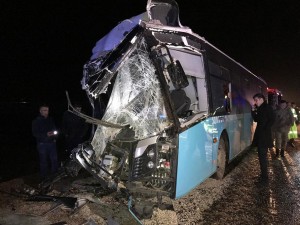 Yük maşını sərnişin avtobusuna çırpıldı: 4 ölü, 25 yaralı