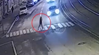 Rusiyada litvalı diplomatın maşını adam vurub  - VİDEO