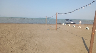 Şirvanlı çimərliyində antisanitariya: Zibil dənizə tökülür - FOTO 