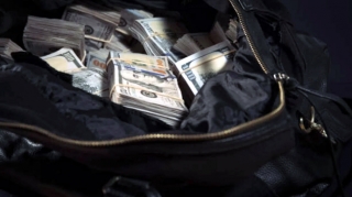 В Москве девочка выбросила сумку с 88 000 долларов из окна после ссоры с матерью 