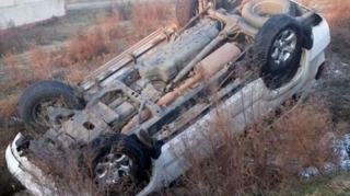 Şəmkirdə avtomobil aşdı: 2 nəfər xəsarət aldı 