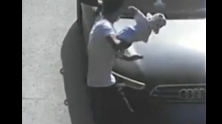 Piyada keçidində sürətlə gələn maşını görüb uşağını qucağından yerə atdı - VİDEO