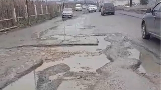 Xırdalana giriş çətinləşdi: Kanalizasiya suları yolu dağıtdı - VİDEO